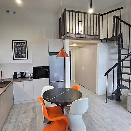 Nad Odra Z Antresola, Rynek 500 M Apartmán